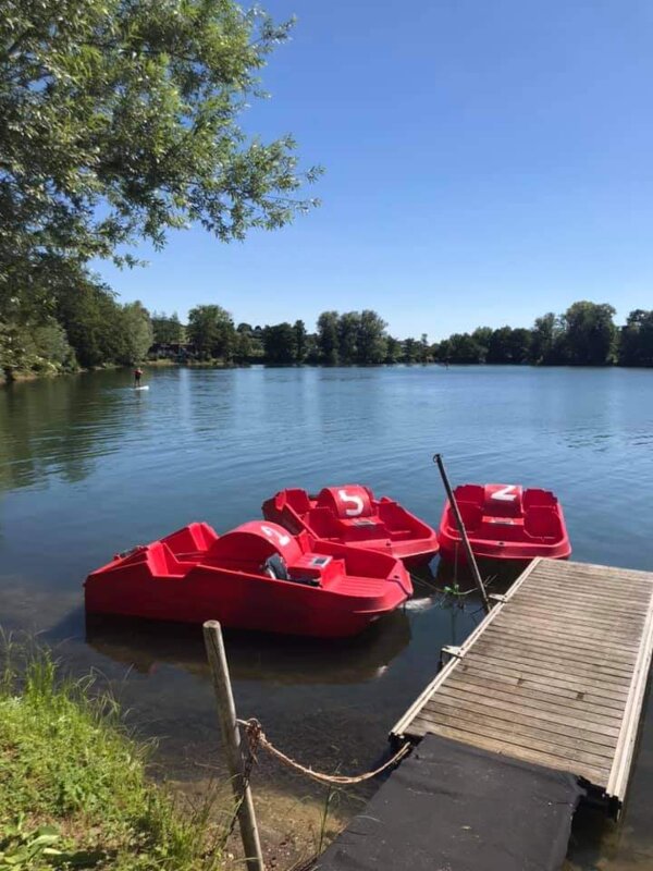 3 pédalos sur le lac