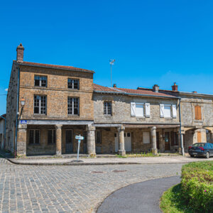 Devanture bâtiment historique à Beaumont-en-Argonne