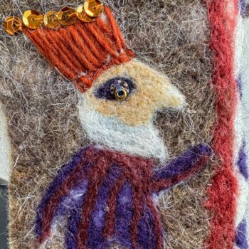 Pièce de feutre composée d'un lapin feutré avec de la laine de couleur.