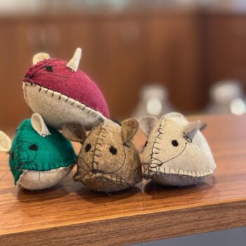 Souris colorées feutrées et cousues avec de laine.
