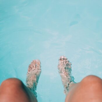 Pieds dans la piscine