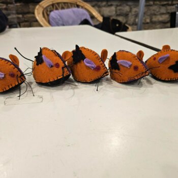 On voit cinq petites souris colorées en feutrine 