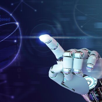 Une main robotique blanche pointant vers une sphère numérique lumineuse sur un fond technologique bleu orné de données binaires