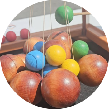 Plan rapprochée sur des balles en bois de différentes tailles et de couleurs. 