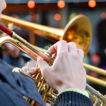 Plan rapprochée sur un homme jouant d'une trompette 