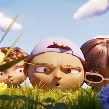 Trois enfants en animation 3D surgissent de l'herbe haute sous un ciel bleu parsemé de nuages, l'un portant une casquette à l'envers et un autre des lunettes de soleil. 