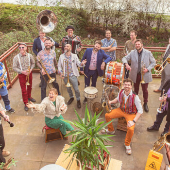 fanfare posatn avec les isntruments 