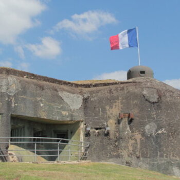 Patrimoine de l'Ouvrage de la Ferté avec un drapeau français 