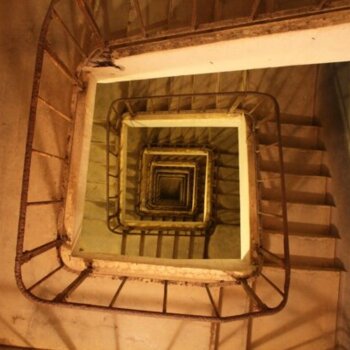 Prise de vue en haut des escaliers à l'intérieur de l'Ouvrage de la Ferté