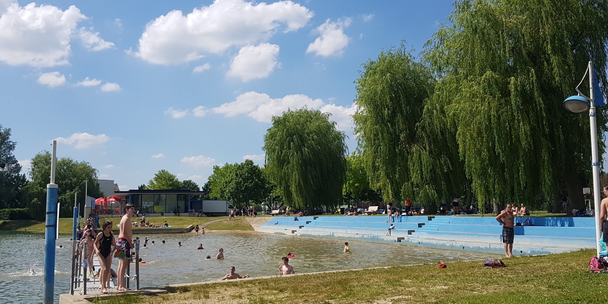 baignade lac de douzy, passerelle et plage