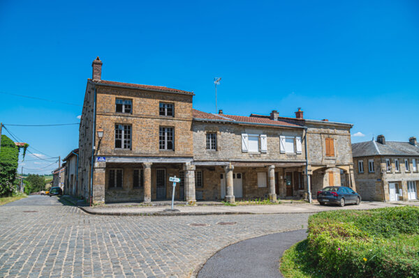 Photo : Devanture bâtiment historique à Beaumont-en-Argonne