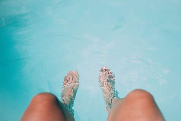 Photo : Pieds dans la piscine