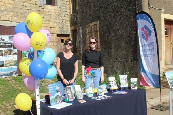 estelle et lucie sur le stand entre ardenne et meuse