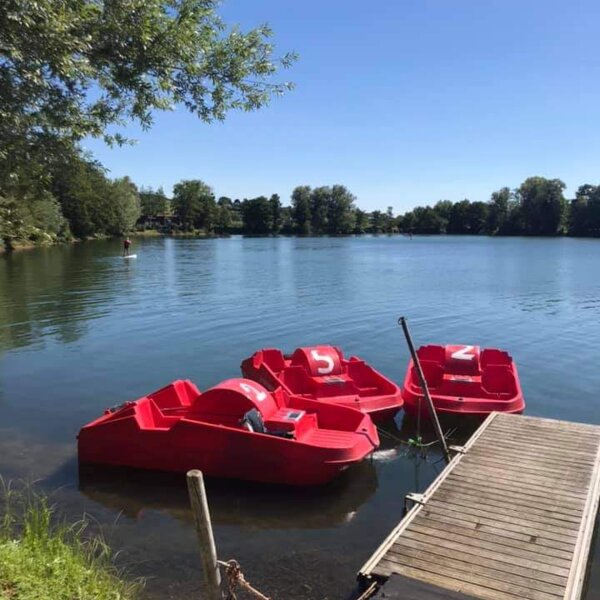 3 pédalos sur le lac